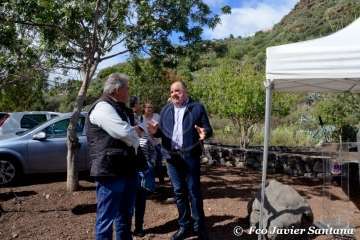 Emotivo acto de descubrimiento de la placa del pasaje que recuerda al periodista Adolfo Santana en Cernícalos (Foto TA)